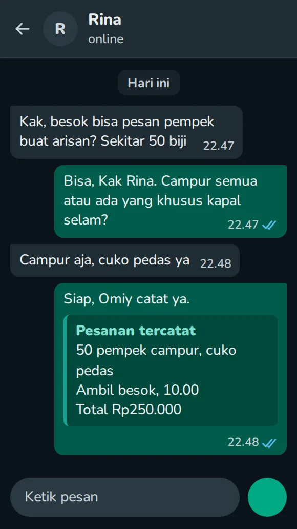 Percakapan demo: pelanggan memesan 50 pempek jam 22.47 dan Omiy mencatat pesanannya.